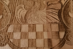 Detailaufnahme von Kiefer Stehtisch Familienwappen